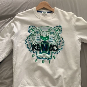 Kenzo Paris sweatshirt  - Tröjan är i helt okej skick och köpt för ca 2år sedan. Tröjan har inga skador elr missfärgningar och inga lagningar