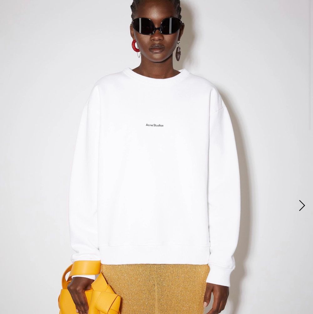 Säljer denna fina acne studios tröja för att den inte kommer till användning. Den är så gott som ny då den knappt har använts. Det är storlek XS men då den är lite oversize så passar den mig bra som brukar ha storlek S eller M . Köperen står för frakt💕💕💕. Tröjor & Koftor.
