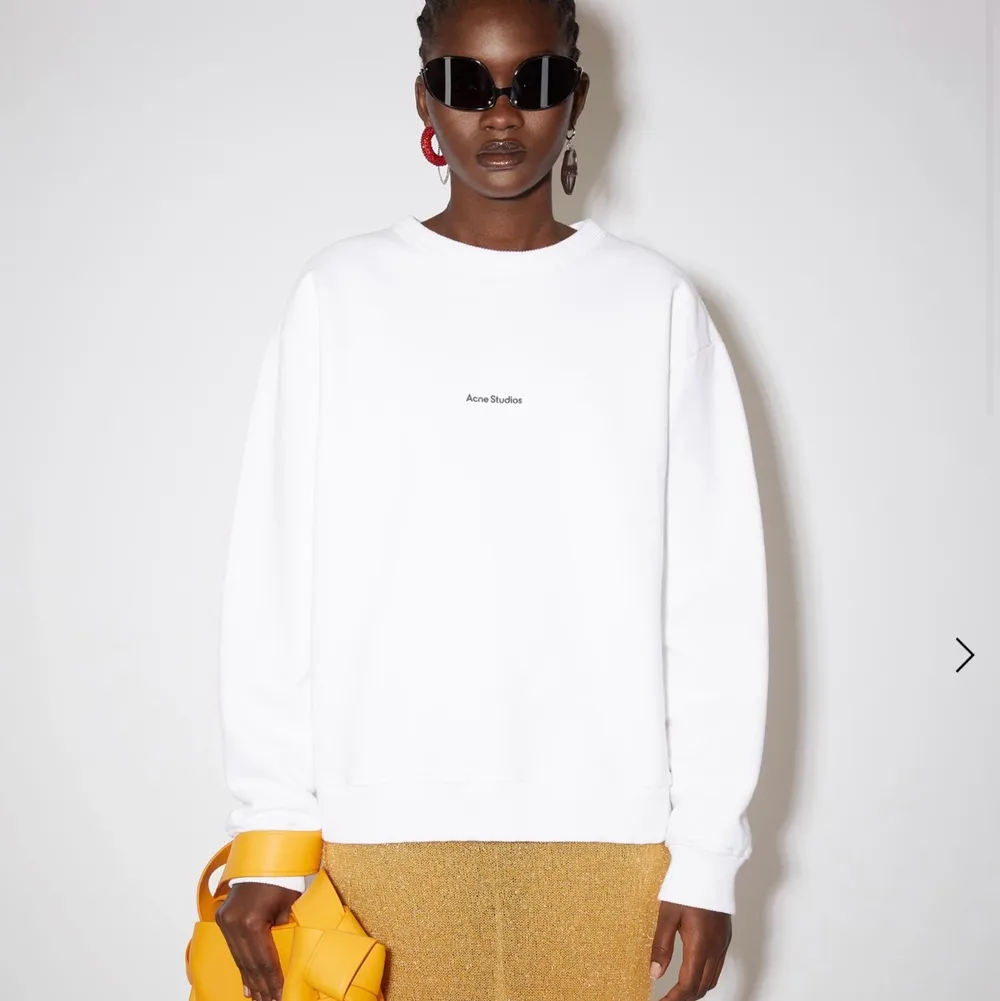 Säljer denna fina acne studios tröja för att den inte kommer till användning. Den är så gott som ny då den knappt har använts. Det är storlek XS men då den är lite oversize  så passar den mig bra som brukar ha storlek S eller M . Köperen står för frakt💕💕💕. Tröjor & Koftor.