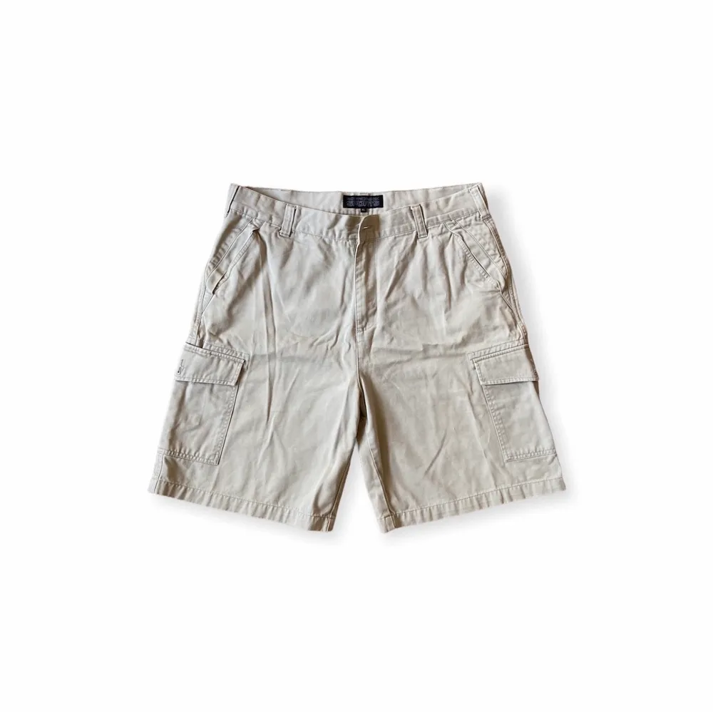 Coola cargoshorts som ej kommer till användning:) strl XL men passar bra på mig om jag har skärp som vanligtvis är M . Shorts.