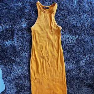 Orange klänning från zara i S, skriv till mig för bilder på! 150kr🌸