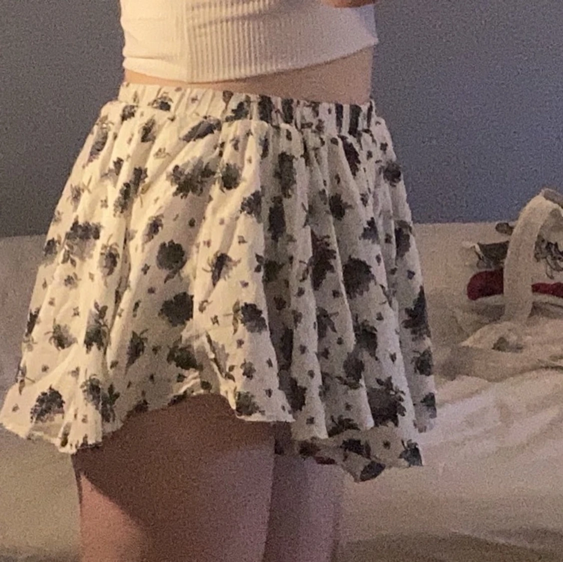 Blommig mini-byxkjol - 90