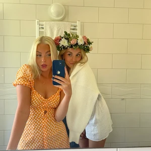 orange klänning  - passar precis på mig som är en S!