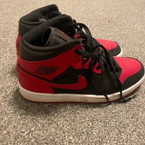 Jordans  - Säljer dessa jordans, använda få gånger. Lite defekter på skosnöret, men de går att byta ut om man vill. Storlek 42 men passar på mig som är storlek 40.