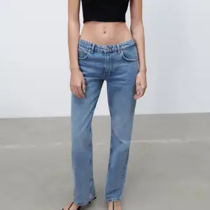 Zara mid rise-jeans i blå! Slutsålda och så snygga. Säljer pga har flera par😋 dessa är knappt använda. Bud som gäller!