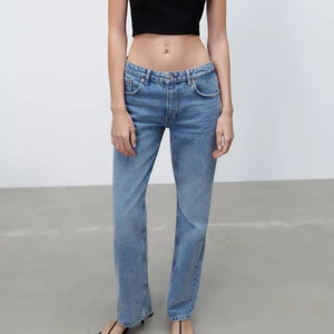 Zara mid rise blå jeans - Zara mid rise-jeans i blå! Slutsålda och så snygga. Säljer pga har flera par😋 dessa är knappt använda. Bud som gäller!