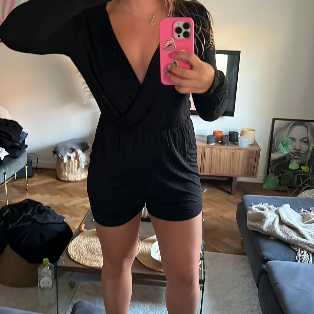 En svart playsuit från Nelly i strl S! Väldigt sparsamt använd, i nyskick! Passar mig som är en S/M och tyget är väldigt mjukt och skönt! 🤍🤍. Klänningar.