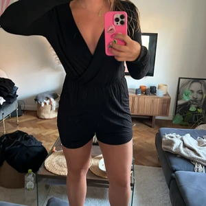 Svart playsuit - En svart playsuit från Nelly i strl S! Väldigt sparsamt använd, i nyskick! Passar mig som är en S/M och tyget är väldigt mjukt och skönt! 🤍🤍