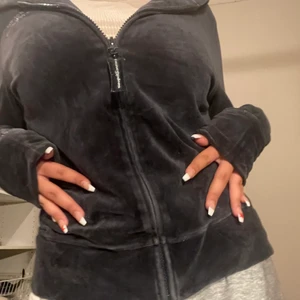 disney kofta  - super cutsie disney kofta🙀 Storlek L men passar ganska tight på mig som vanligtvis har S/M