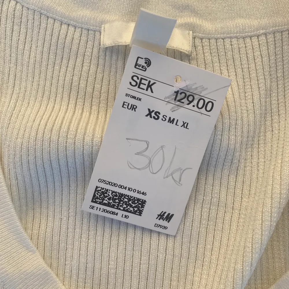 Superfint vitt U-ringat linne från hm i storlek xs! Helt nytt med lappen kvar! köpt för 129 säljer endast för 20kr +frakt! Köparen står för frakt:). Toppar.