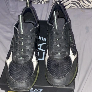 Emporia Armani skor storlek 43 - Ett par armani skor i storlek 43 och färgen TRIPPLE BLACK+GRAPE K TRAINING Kostar extra med orginalboxen Skorna kostade 1700 när jah köpte dom men kom med förslag på pris  Cond 9/10 