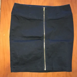 Svart kjol vero moda stl 36 - Knappt använd! Dragkedjan är framtill