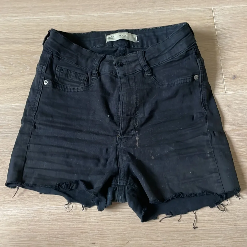 Ett par svarta jeansshorts som jag själv klippte från ett par jeans för väldigt längesen, dom är smutsiga men tvättar såklart dom innan jag skickar dom. 💕💕. Shorts.