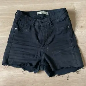 Ett par svarta jeansshorts som jag själv klippte från ett par jeans för väldigt längesen, dom är smutsiga men tvättar såklart dom innan jag skickar dom. 💕💕