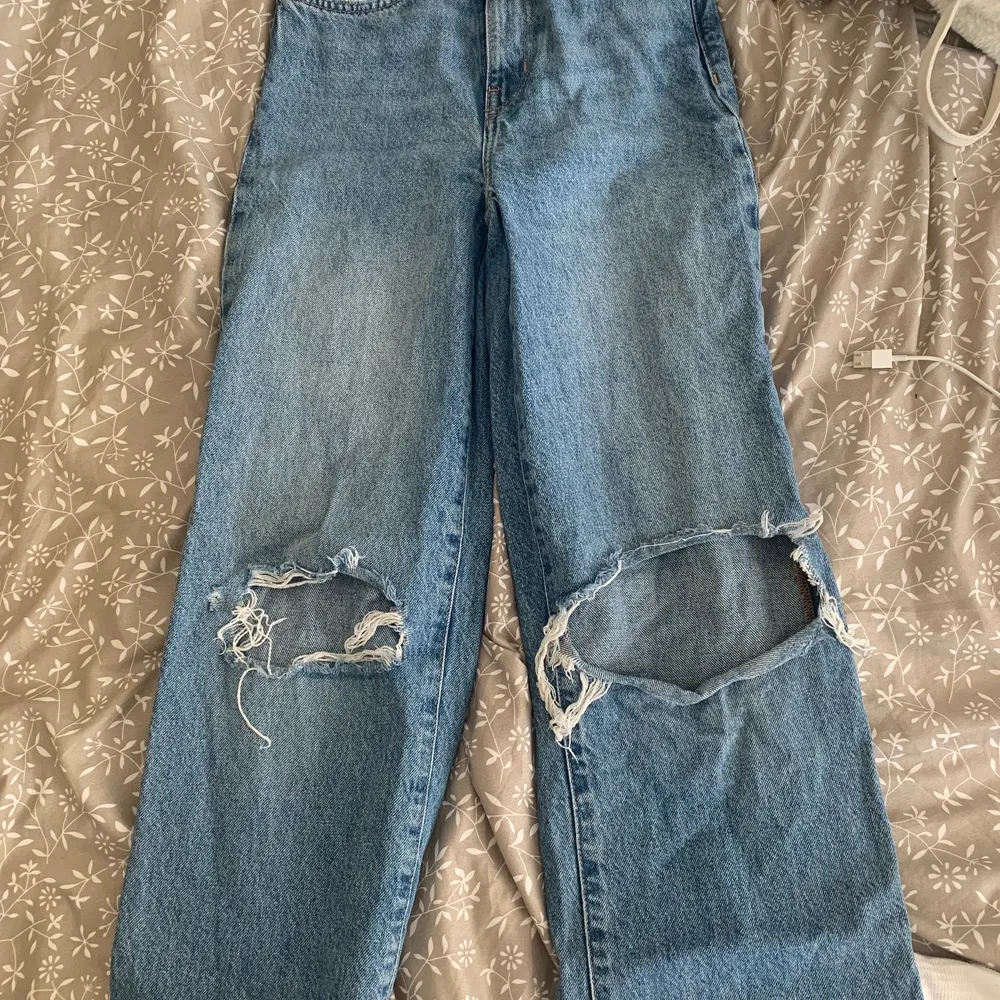 Ett par högmidjade jeans från lager 157, har växt ur dom därav att jag säljer dom. Använda rätt mycket men inget som märks förutom att hålen på knäna är uttöjda💞 Frakten ingår i priset. . Jeans & Byxor.