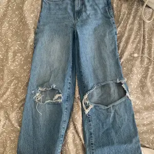 Ett par högmidjade jeans från lager 157, har växt ur dom därav att jag säljer dom. Använda rätt mycket men inget som märks förutom att hålen på knäna är uttöjda💞 Frakten ingår i priset. 