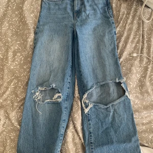 Jeans xxs - Ett par högmidjade jeans från lager 157, har växt ur dom därav att jag säljer dom. Använda rätt mycket men inget som märks förutom att hålen på knäna är uttöjda💞 Frakten ingår i priset. 