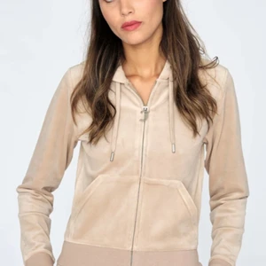 Juicy couture tröja - Säljer nu min superfina juicy couture tröja som knappt är använd💗. Den är köpt på juicy coutures egna hemsida för 1200kr och jag säljer för 650+frakt eller kom med egna bud💗. (OBS. ⚡️aldrig använd) kom privat för fler bilder😇