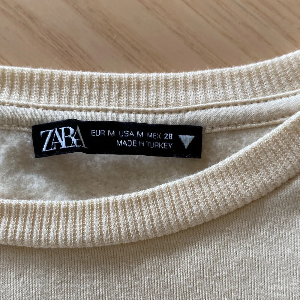 Ljusbeige tröja från Zara! Den har lite puffärmar men är annars som en mjukare sweatshirt i materialet, och supermysig inuti. Är storlek m men skulle snarare säga att den sitter bäst på en s!. Tröjor & Koftor.
