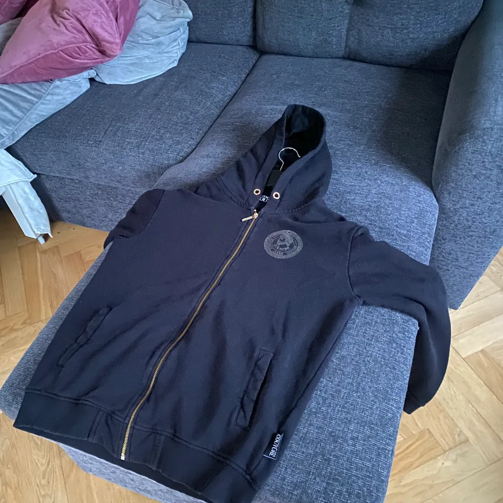 Svart versace hoodie i storlek M, använt ett fåtal gånger. Inklusive frakt. Tröjor & Koftor.