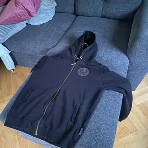 Svart versace hoodie i storlek M, använt ett fåtal gånger. Inklusive frakt