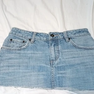 Minikjol - Säljer mina sjukt snygga kjol, jag har rn till kjol som jag ränker sälja som är 100% snyggare än dom här(coola fickor och detaljer) fast jag kan knte hitta dom:(