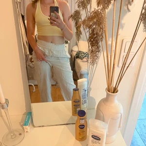 Linne byxor - Linnebyxor ifrån h&m som inte finns kvar i sortimentet, köpta förra året och har används några gånger förra sommaren! Byxorna är i fint skick, storlek S. Passar mig som är S i vanliga fall och 173cm! Utgångspris 150kr, buda vid intresse!