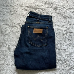 Wrangler jeans, straight 👖  - Jeans från Wrangler i nyskick. Mörkblå, W25 L32. 
