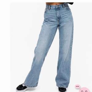 Säljer dessa jeans från monki då dom aldrig kom till användning. Det är i modellen Yoko som var populär för ett tag sen men är fortfarande fina att ha som ett par jeans som passar till allt!🦋 Köpta för 399 kr men jag säljer för 90 kr då jag vill bli av med dem!