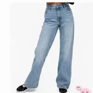 Säljer dessa jeans från monki då dom aldrig kom till användning. Det är i modellen Yoko som var populär för ett tag sen men är fortfarande fina att ha som ett par jeans som passar till allt!🦋 Köpta för 399 kr men jag säljer för 90 kr då jag vill bli av med dem!
