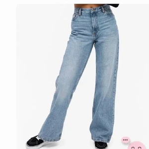 Monki Yoko Jeans🦋 - Säljer dessa jeans från monki då dom aldrig kom till användning. Det är i modellen Yoko som var populär för ett tag sen men är fortfarande fina att ha som ett par jeans som passar till allt!🦋 Köpta för 399 kr men jag säljer för 90 kr då jag vill bli av med dem!