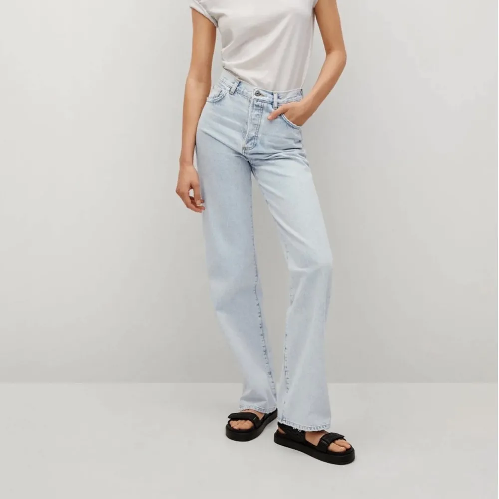 Ljusblå jeans från mango i modellen kaia, i storlek 34. Långa i modellen. Straight leg. Bra skick.. Jeans & Byxor.