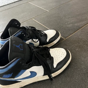 Air Jordan 1 Mid White Racer Blue - Säljer mina jordans då dom inte kommer till användning. Köptes förra sommaren för 2200. Säljer för 1600 då de är använda men fortfarande bra skick.