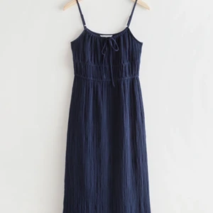 Sommarklänning från &Otherstories - Härlig sommarklänning i bouclé bomull från &otherstories.  Färgen navy.  Använd 1-2 gånger, som ny. 