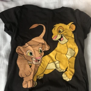 Lejonkungen tröja - fin tröja som är köpt på Kappahl. Säljer pga att den är för liten. Köpte för ca ett halvår sedan o är bara använd ca 3 gånger❤️