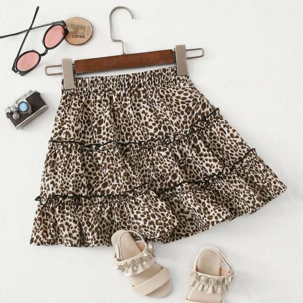 Fin leopard kjol från shein knappast använd. Inte alls genomskinlig. Sitter bra i midjan. Köpare står för frakt. Kom privat för mer frågor eller intresse 💞💞. Kjolar.