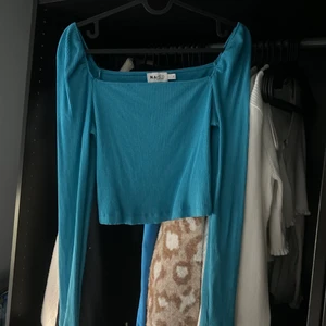 Blå tröja NAKD - Har varit en favorittröja!! Superfin verkligen med söta puffärmar & fyrkantig skurning, storlek S💙 Nypris 229kr och slutsåld i storleken på hemsidan! Spårbar frakt 66kr!!