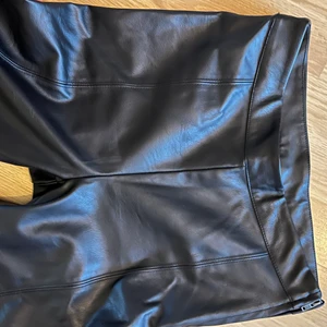 Gina Tricot skinnimitation - Byxor i skinnimitation med blixtlås i sidan. Stretchiga material.