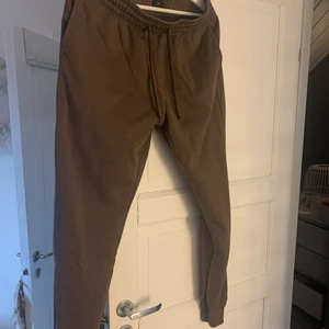 H&M Sweatpants  - Nästintill helt nya mjukisbyxor! Storlek M, ganska korta för sin storlek, så passar även på någon som är kort i rocken! 
