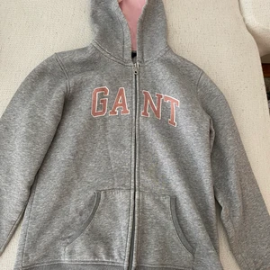 Gant kofta med rosa text i storlek 170 - En grå gant kofta med luva i mjukt material nästan helt oanvänd 