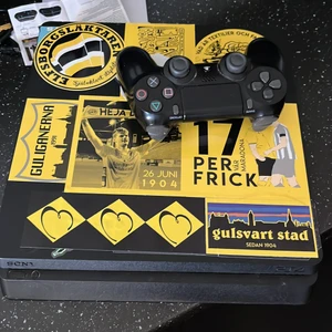 Playstation 4 - Säljer mitt ps4 pga ingen använding, fungerar fel fritt och köptes in för 1,5 år sedan. Kontroll och sladd medföljes.