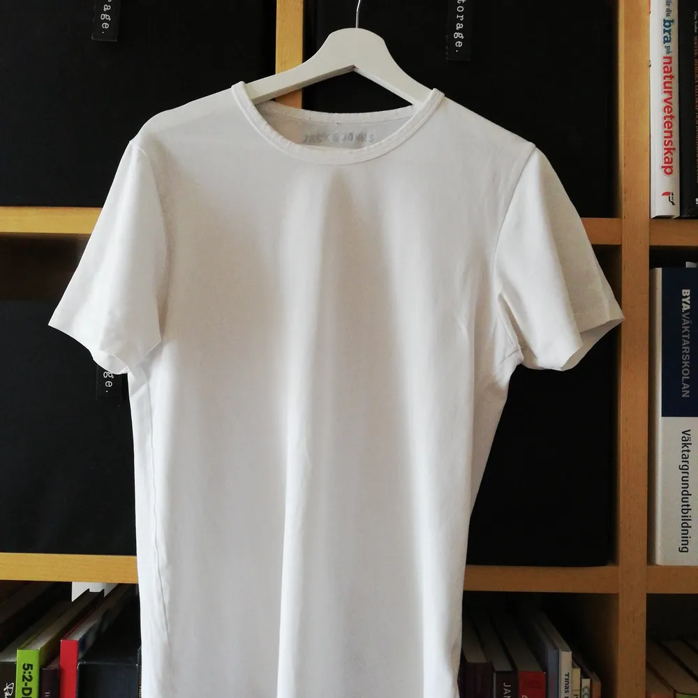 Välhållen T-Shirt från Jack & Jones. Tröjan är tvättad och struken. . T-shirts.