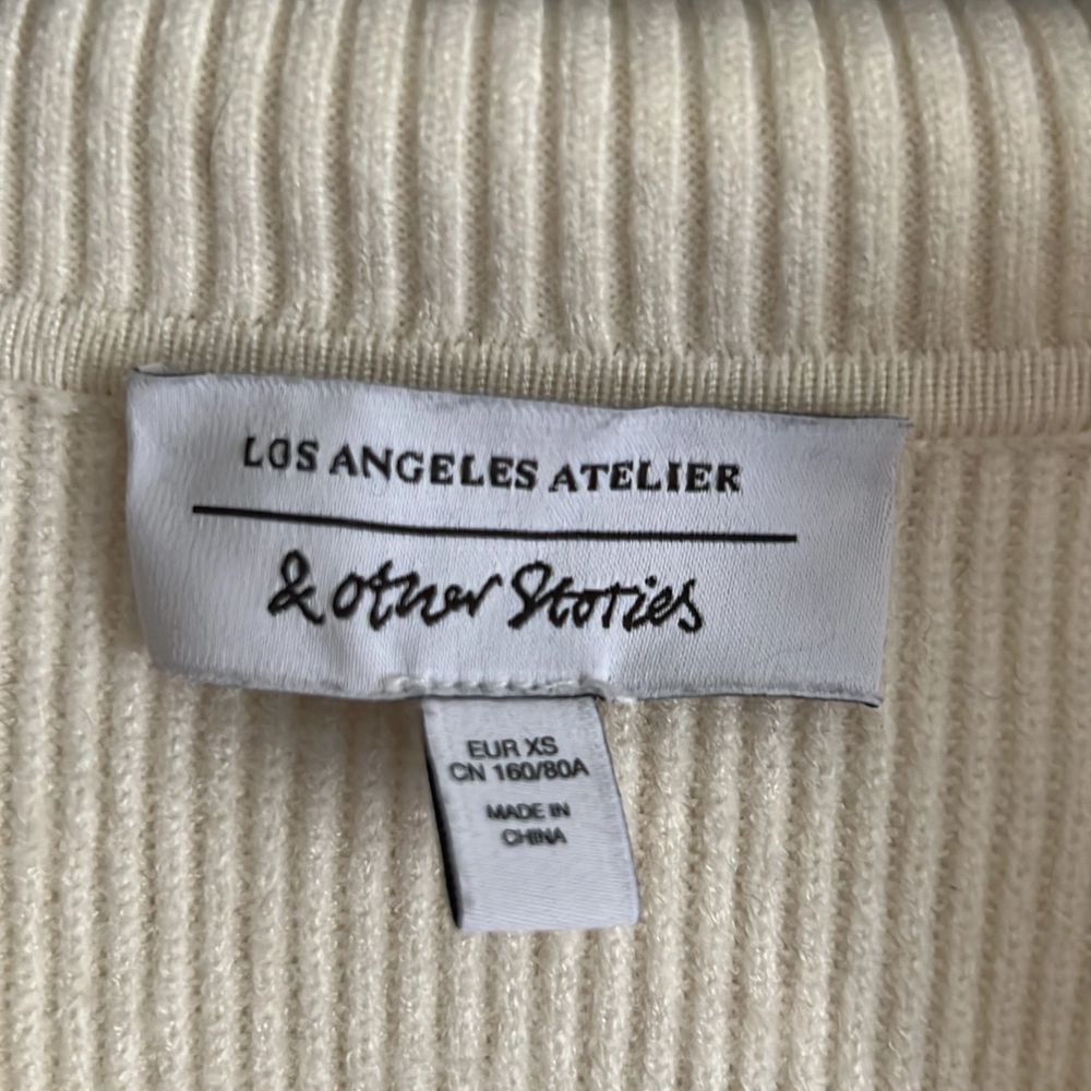 Skitfin vit tröja från otherstories i strl xs men passar även S. Inte riktigt min stil längre så därför jag säljer den ☺️ inga defekter och ser i princip ny ut ❤️. Tröjor & Koftor.