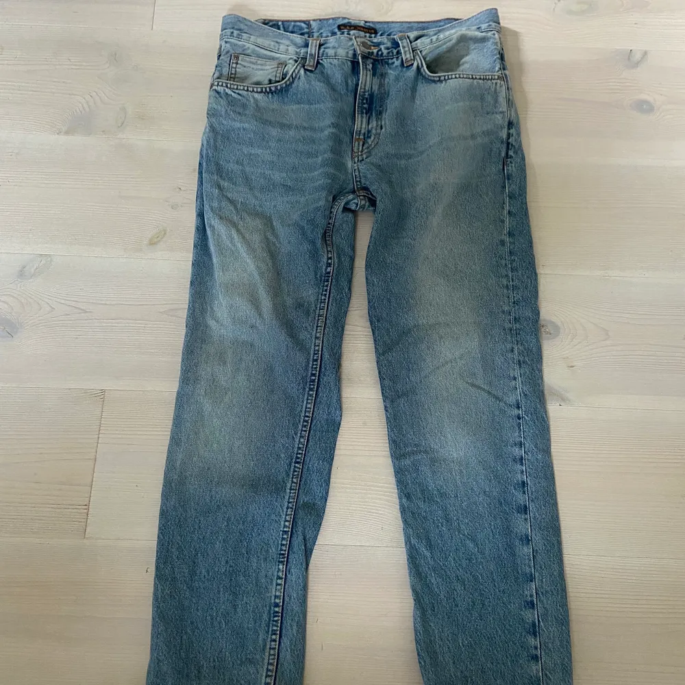 Säljer dessa jeans då dem inte längre passar. Riktigt sköna jeans med en lätt relaxed fit :). Jeans & Byxor.