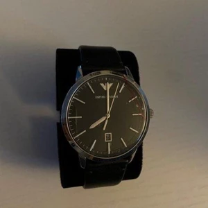 Emporio Armani classic klocka - Säljer min oanvända Armani klocka då jag endast använder andra klockor istället. Plasten sitter kvar och allt ingår i köpet (t.ex bok). Ordinarie pris 3 159kr