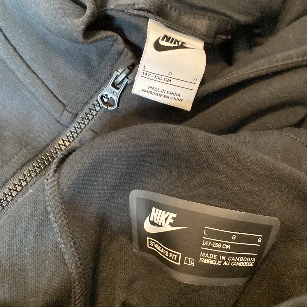 Nike tech fleece köpte för ungefär 7 månader sedan bra skick förutom ett litet hål vid hoodiens ficka men annars är det asbra skick  Pris kan diskuteras . Tröjor & Koftor.
