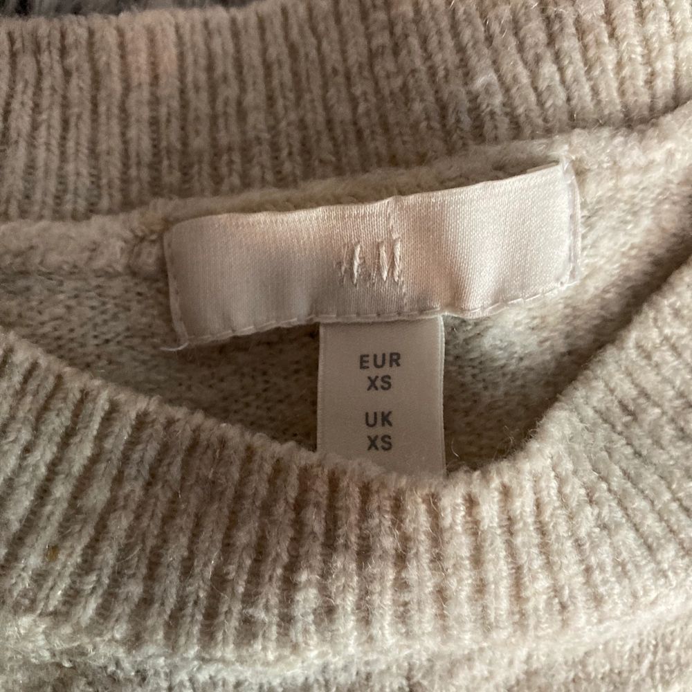 ‼️FORTFARANDE TILL SALU‼️ Säljer denna jätte fina stickade tröja från hm för den inte längre kommer till användning, jätte mjuk och skön, är i väldigt bra skick.. Stickat.