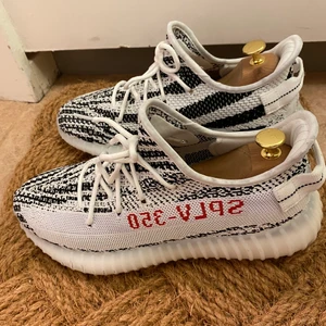 Yeezy 350 V2 Zebra - Någon vecka gammal, knappt använda. Lite för tights för mig, säljer därför skorna.