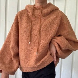 Brun/orange lurvig hoodie - Ballongärm. Från shein, strl S