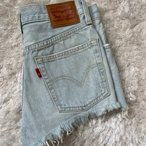 Levis shorts 501 - Använda 1 gång så i nyskick. Storleken är w24, som en XS.